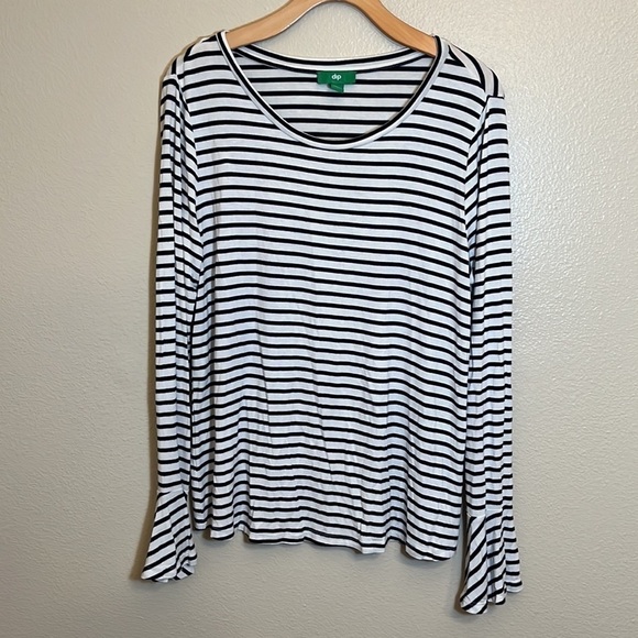 *3/$15* Bundle of Dip Shirt and Dress - Picture 11 of 15